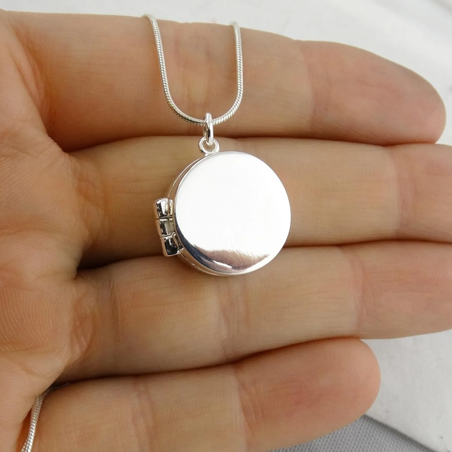 FashionJunkie4Life Sterling Silver Locket Necklaces for Women, 18" Cable Chain